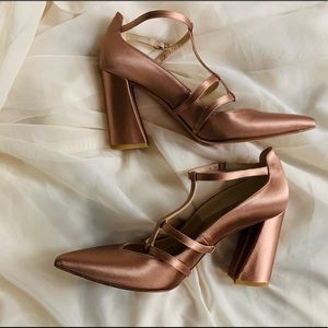 Pointy-toe pumps